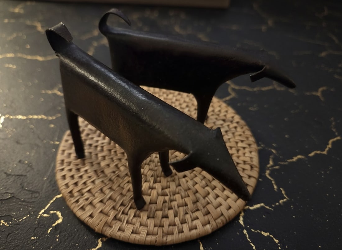 Handcrafted Metal Cow Sculptures Set Modern Farmhouse Studio Art Decor 2pcs: Title:Handcrafted Metal Cow Sculptures Set Modern Farmhouse Studio Art Decor 2pcs Description:This set includes two handcrafted metal cow sculptures designed with a modern farmhouse aesthetic. Each pi