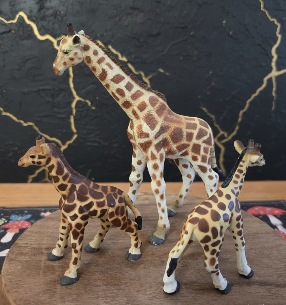 Vintage 1996 Giraffe Mother and Two Calves Safari Animal Toy Figure Set Lot (1 of 9)