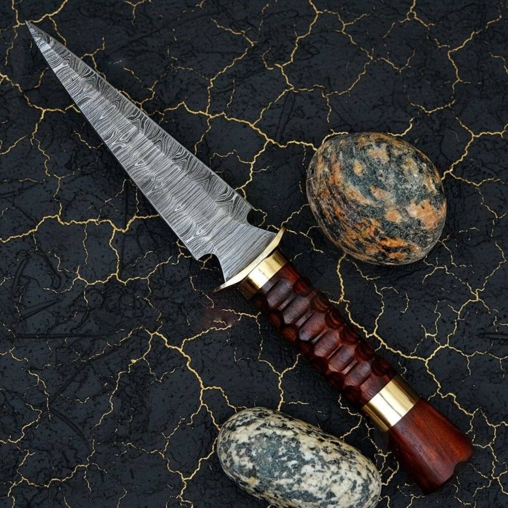 Hand-Forged Damascus Steel Hunting Knife with Leather Sheath Utility Blade: Title:Hand-Forged Damascus Steel Hunting Knife with Leather Sheath Utility Blade Description:This hand-forged hunting knife is a high-quality piece of craftsmanship, suitable for outdoor excursions