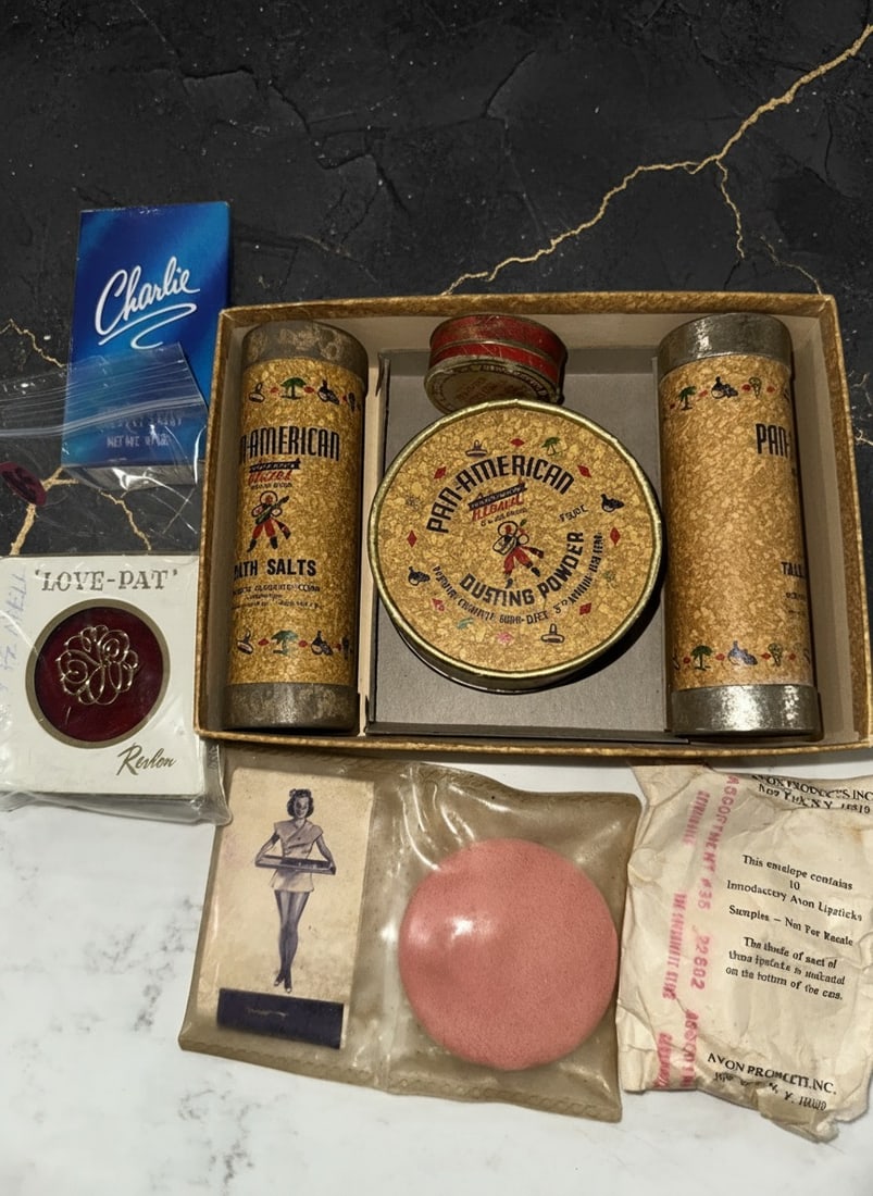 Vintage 1952 Pan Am Airline Powder Compact and Makeup Collectible Set (1 of 15)