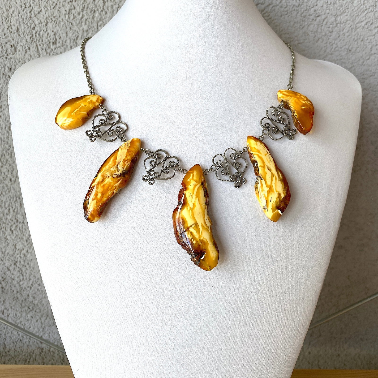 Astonishing Vintage Amber Cleopatra necklace: Title:Astonishing Vintage Amber Cleopatra necklace Metal:Metal Gemstone:Amber Weight:32.9 g Size:Size: 460.0 x 40.0 x 10.0 mm Size: 18.11 x 1.575 x 0.394 inches Made of:(Reconstituted Amber or Whole S