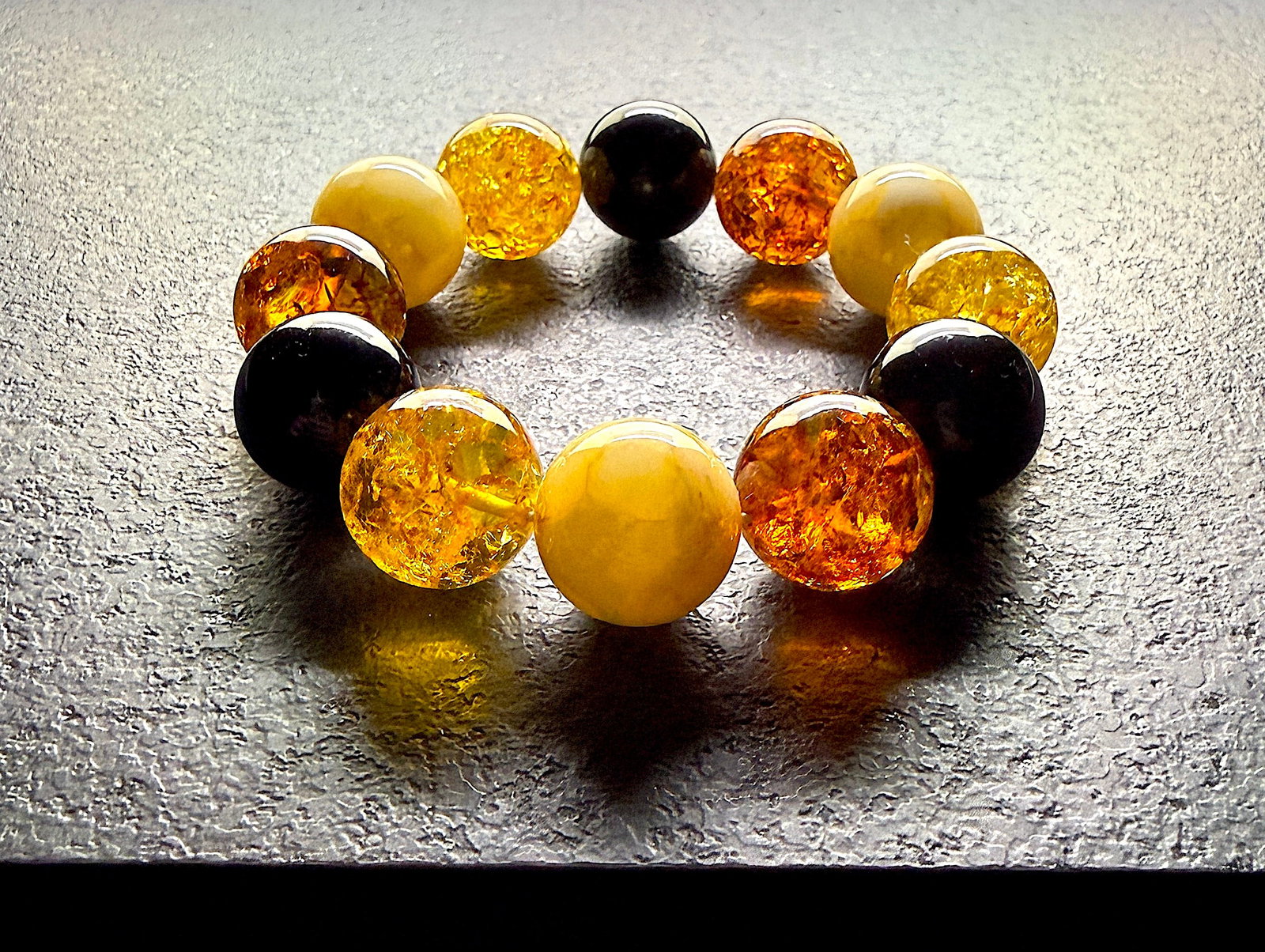 Elegant Amber Bracelet: Title:Elegant Amber Bracelet Metal:None Gemstone:Reconstituted Amber Weight:46.1 g Size:18mm Made of:(Reconstituted Amber or Whole Stone):Reconstituted Amber Additional information:Elegant Amber