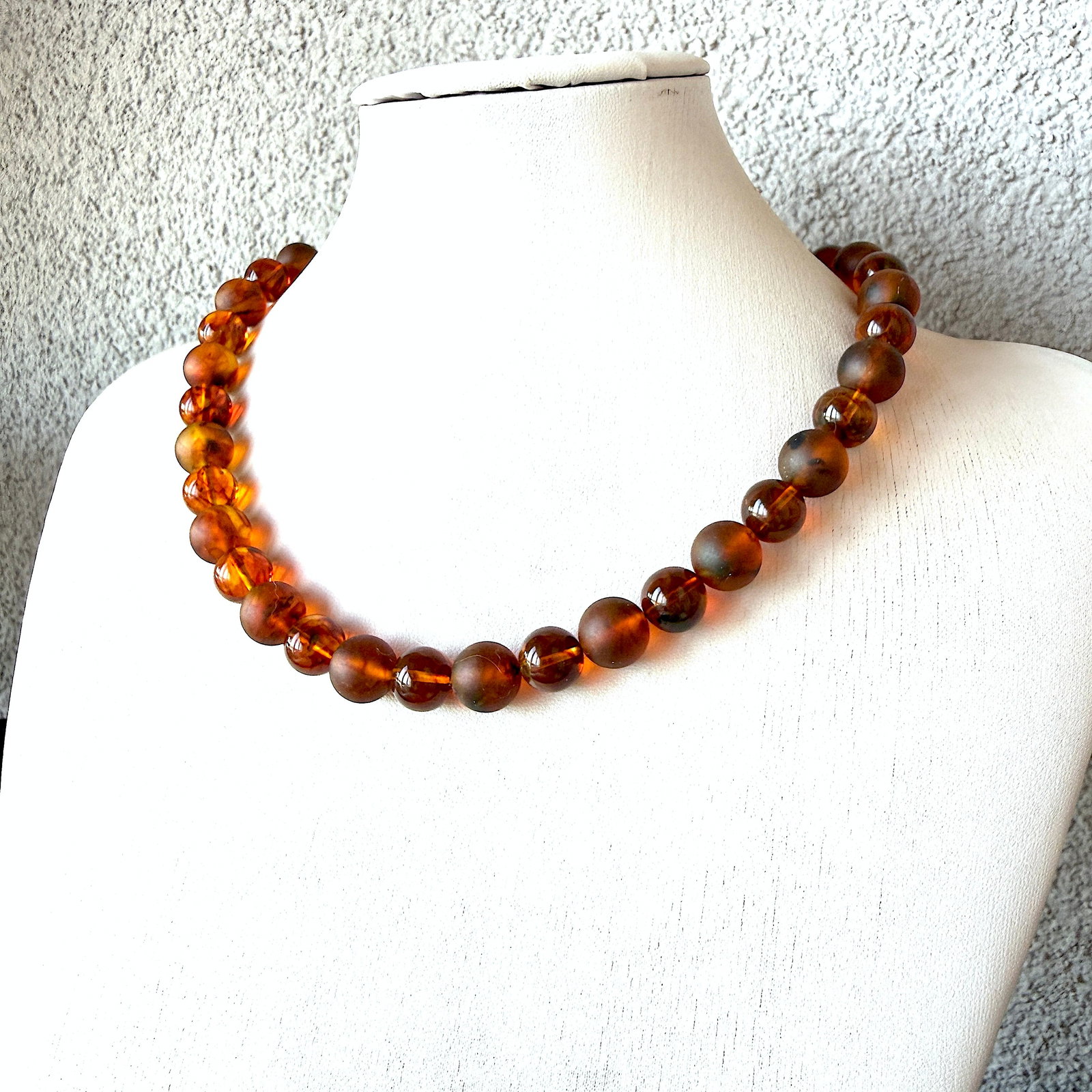 Extraordinary Amber Necklace: Title:Extraordinary Amber Necklace Metal:None Gemstone:Reconstituted Amber Weight:35 g Size:47cm; 11-12mm Made of:(Reconstituted Amber or Whole Stone):Reconstituted Amber Additional information:Amber 