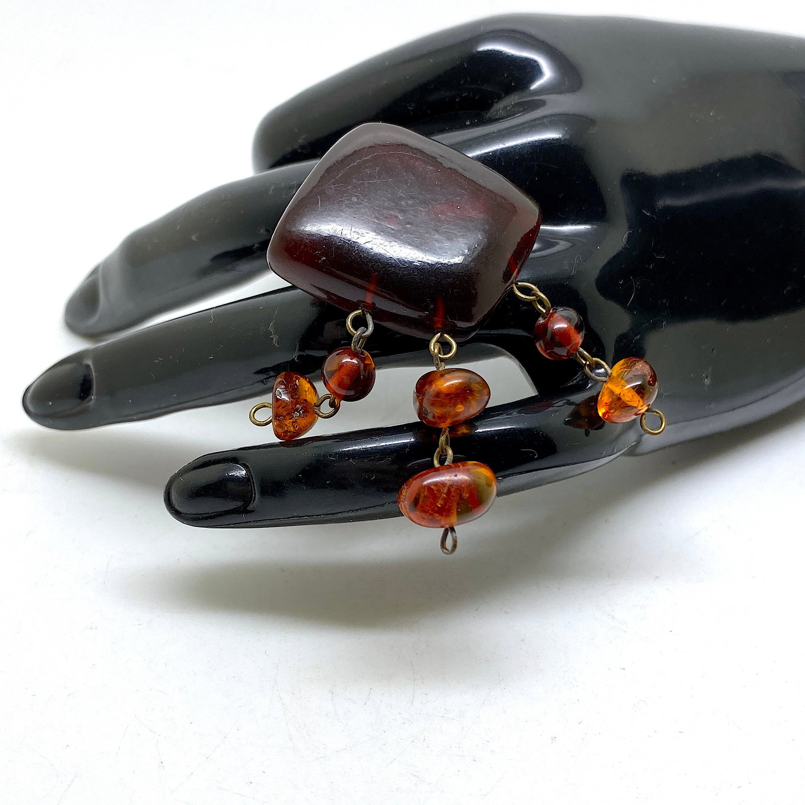 Grand Vintage Amber Brooch: Title:Grand Vintage Amber Brooch Metal:None Gemstone:Amber Weight:5.9 g Size:Size: 50.0 x 33.0 x 12.0 mm Size: 1.969 x 1.299 x 0.472 inches Made of:(Reconstituted Amber or Whole Stone):Reconstituted