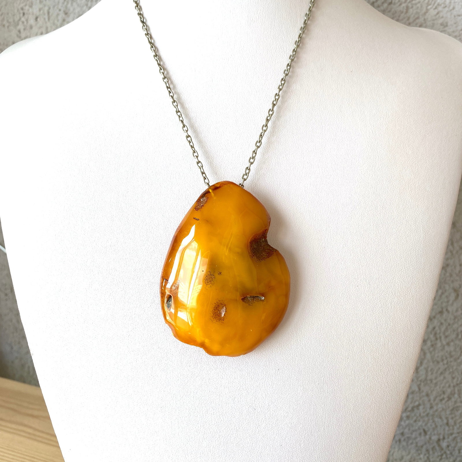 Impressive Vintage Amber Pendant with chain, shaped like a Drop: Title:Impressive Vintage Amber Pendant with chain, shaped like a Drop Metal:None Gemstone:Amber Weight:35.1 g Size:Size: 69.0 x 51.0 x 17.0 mm Additional information:Amber does not contain any other