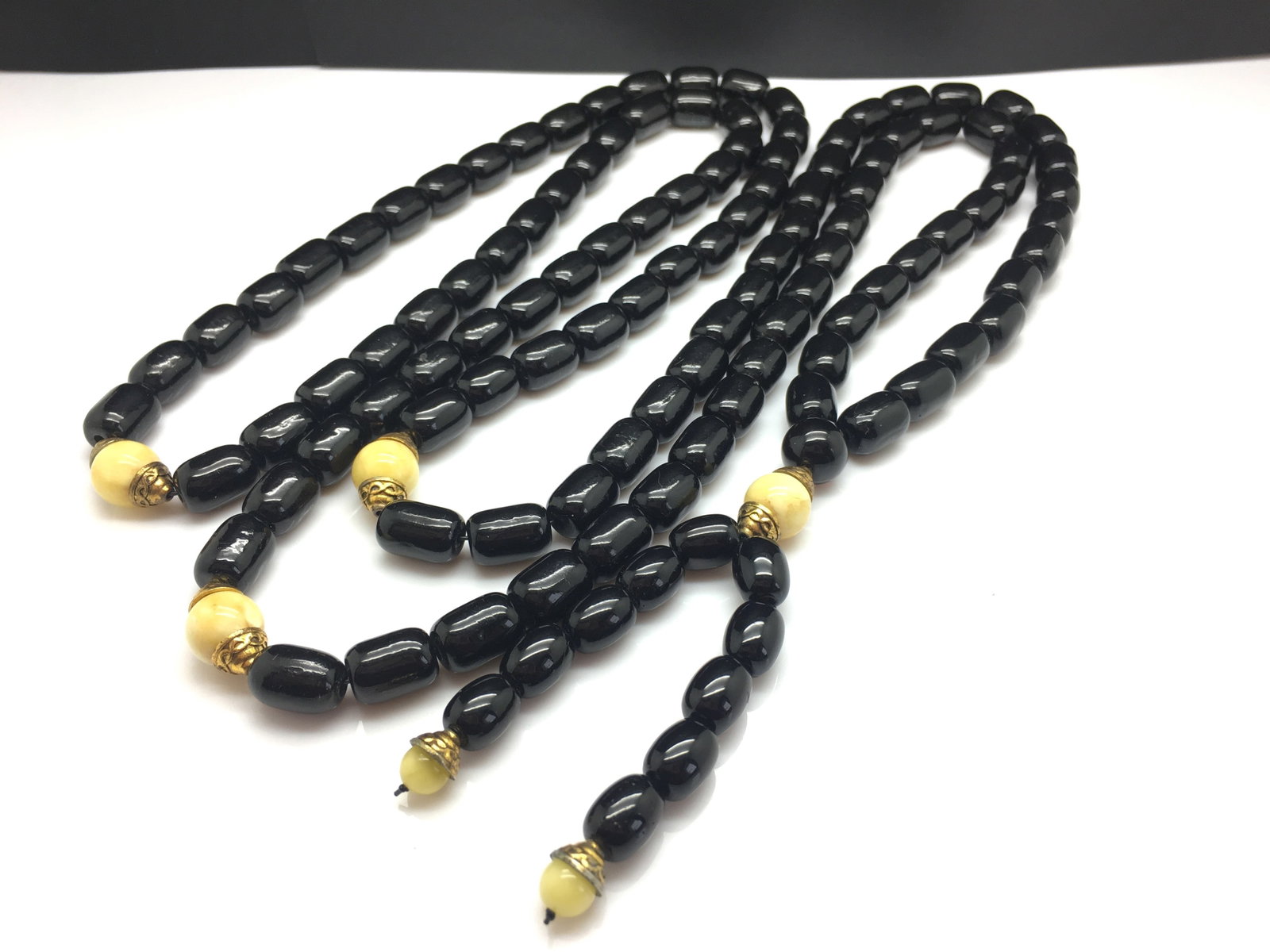 Incredible Amber Mala made from Barrel shaped Amber beads: Title:Incredible Amber Mala made from Barrel shaped Amber beads Metal:None Gemstone:Amber Weight:107.8 g Size:Bead size: 24.95 x 28.27 mm Bead size: 0.982 x 1.113 inches Made of:(Reconstituted Amber o