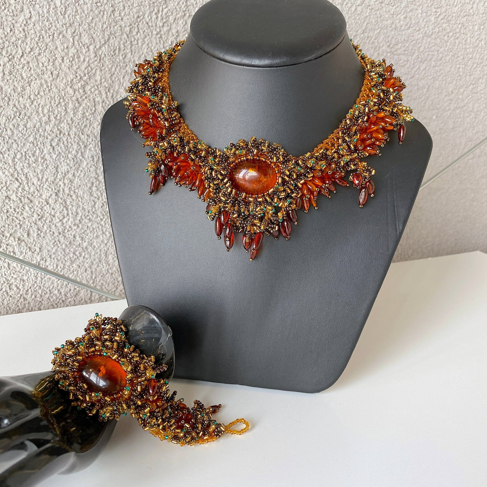 Unique and Remarkable Amber Bracelet and Necklace set made from Leaf Shaped Amber beads: Title:Unique and Remarkable Amber Bracelet and Necklace set made from Leaf Shaped Amber beads Metal:None Gemstone:Amber Weight:137.6 g Size:Size: 73.0 x 11.3 x 420.0 mm Size: 2.874 x 0.445 x 16.535