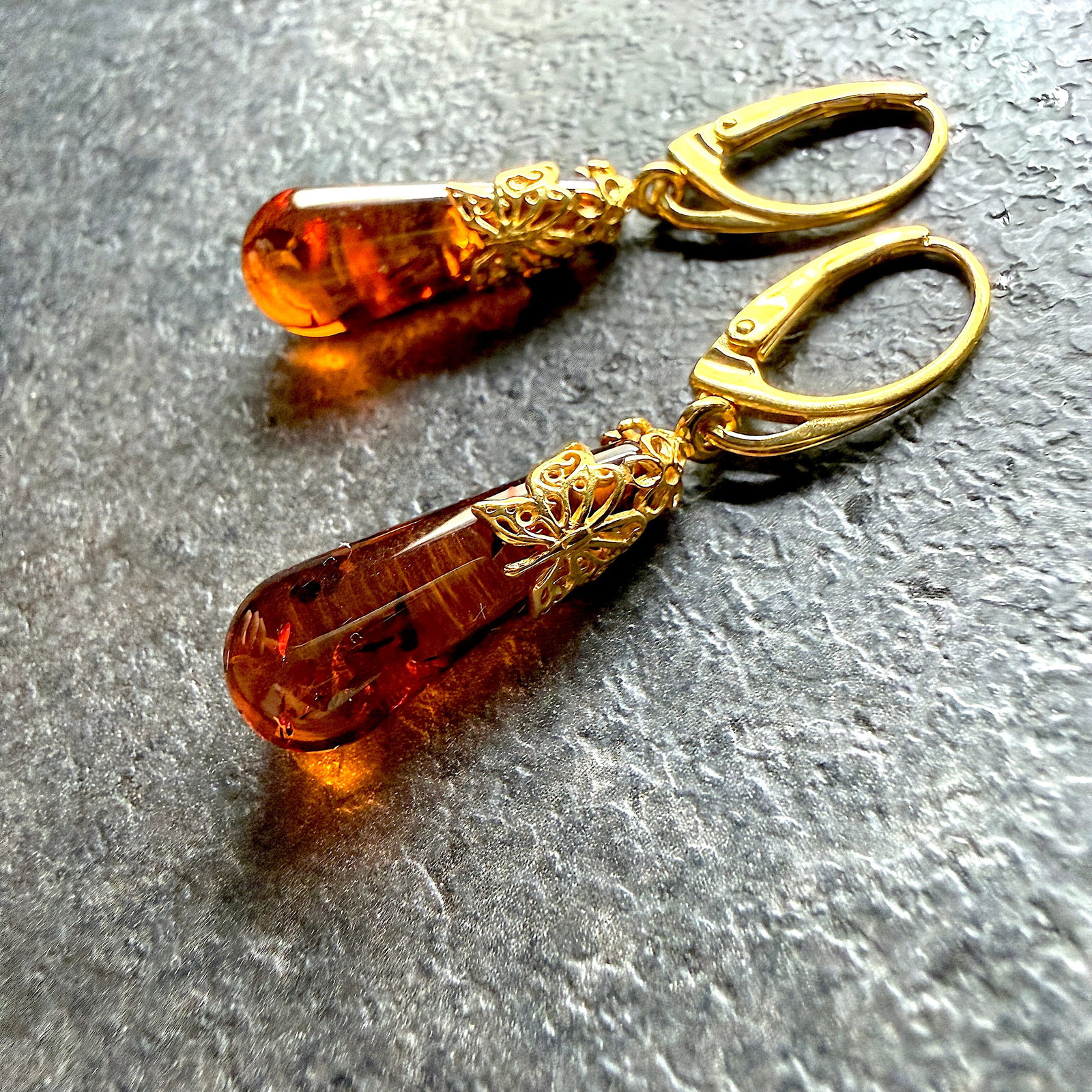 Exquisite Vintage Amber Earrings: Title:Exquisite Vintage Amber Earrings Metal:925 Silver-Gold Plated Gemstone:Whole Stone Weight:4.5 g Size:43 x 9mm Made of:(Reconstituted Amber or Whole Stone):Natural Amber Additional