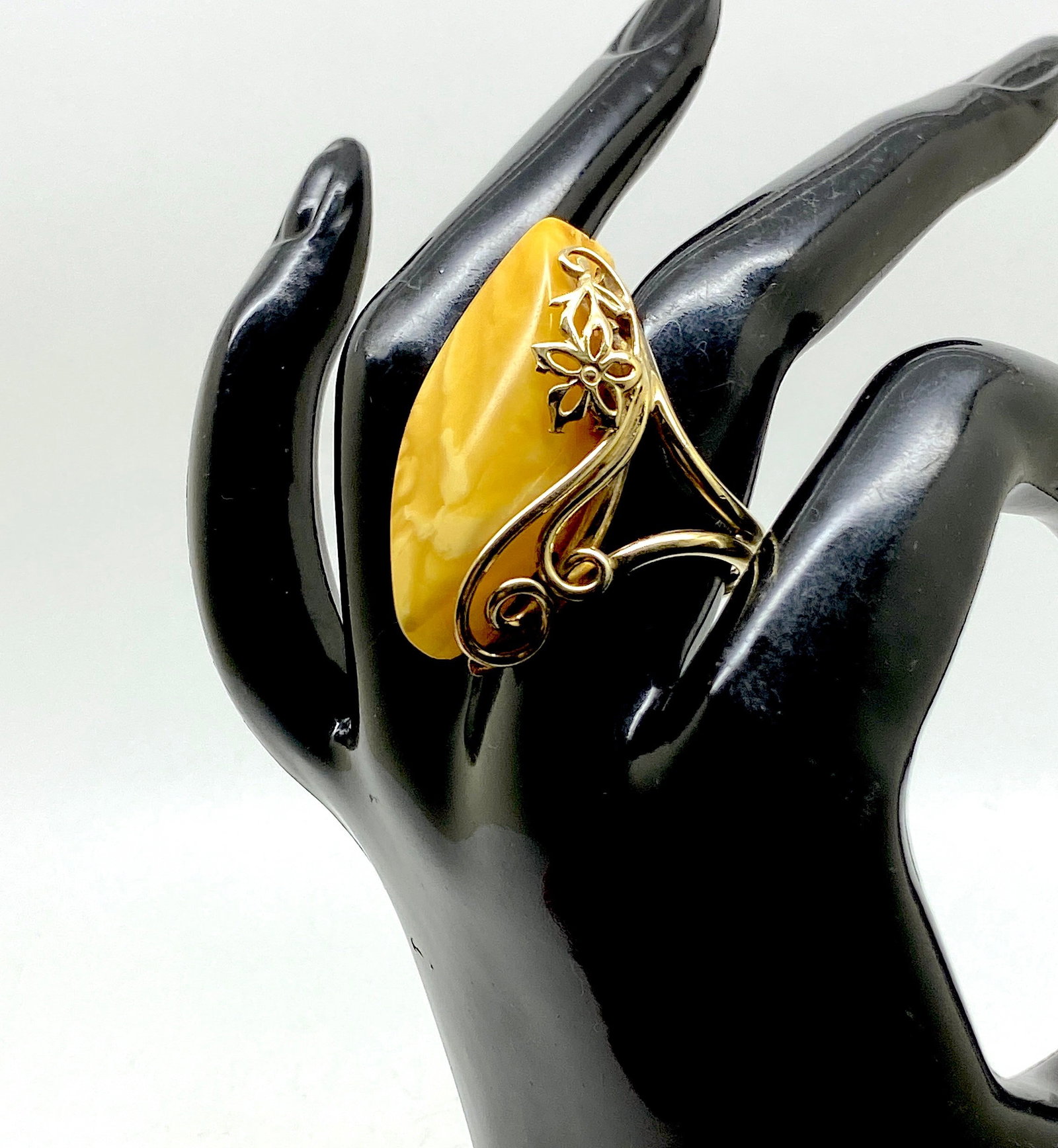 Unique and Beautiful Amber Ring: Title:Unique and Beautiful Amber Ring Metal:925 Silver-Gold Plated Gemstone:Amber Weight:10.9 g Size:Inner diameter: 22 mm Size: 35.0 x 16.0 x 28.0 mm Size: 1.378 x 0.63 x 1.102 inches Inner diameter: