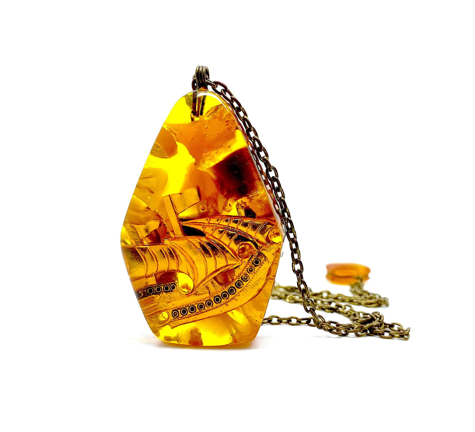 Amazing Vintage Amber Pendant with chain, shaped like a Drop: Title:Amazing Vintage Amber Pendant with chain, shaped like a Drop Metal:Brass Gemstone:Amber Weight:31.8 g Size:Size: 62.0 x 37.0 x 19.0 mm Additional information:Amber does not contain any other