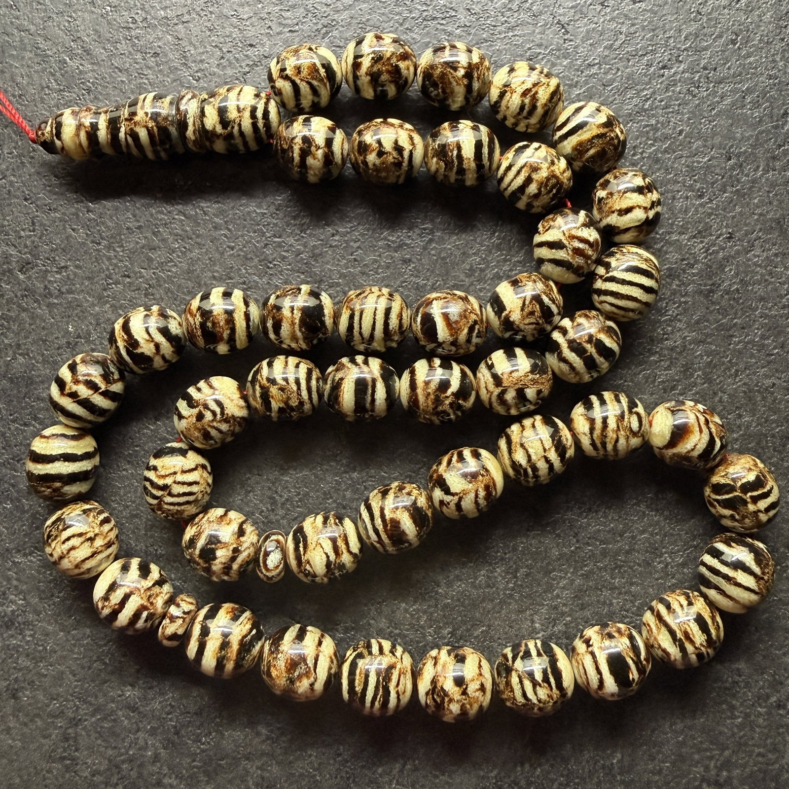 Beautiful Amber Tesbih made from Round Amber beads: Title:Beautiful Amber Tesbih made from Round Amber beads Metal:None Gemstone:Reconstituted Amber Weight:58.09 g Size:13x12 mm Made of:(Reconstituted Amber or Whole Stone):Reconstituted Amber