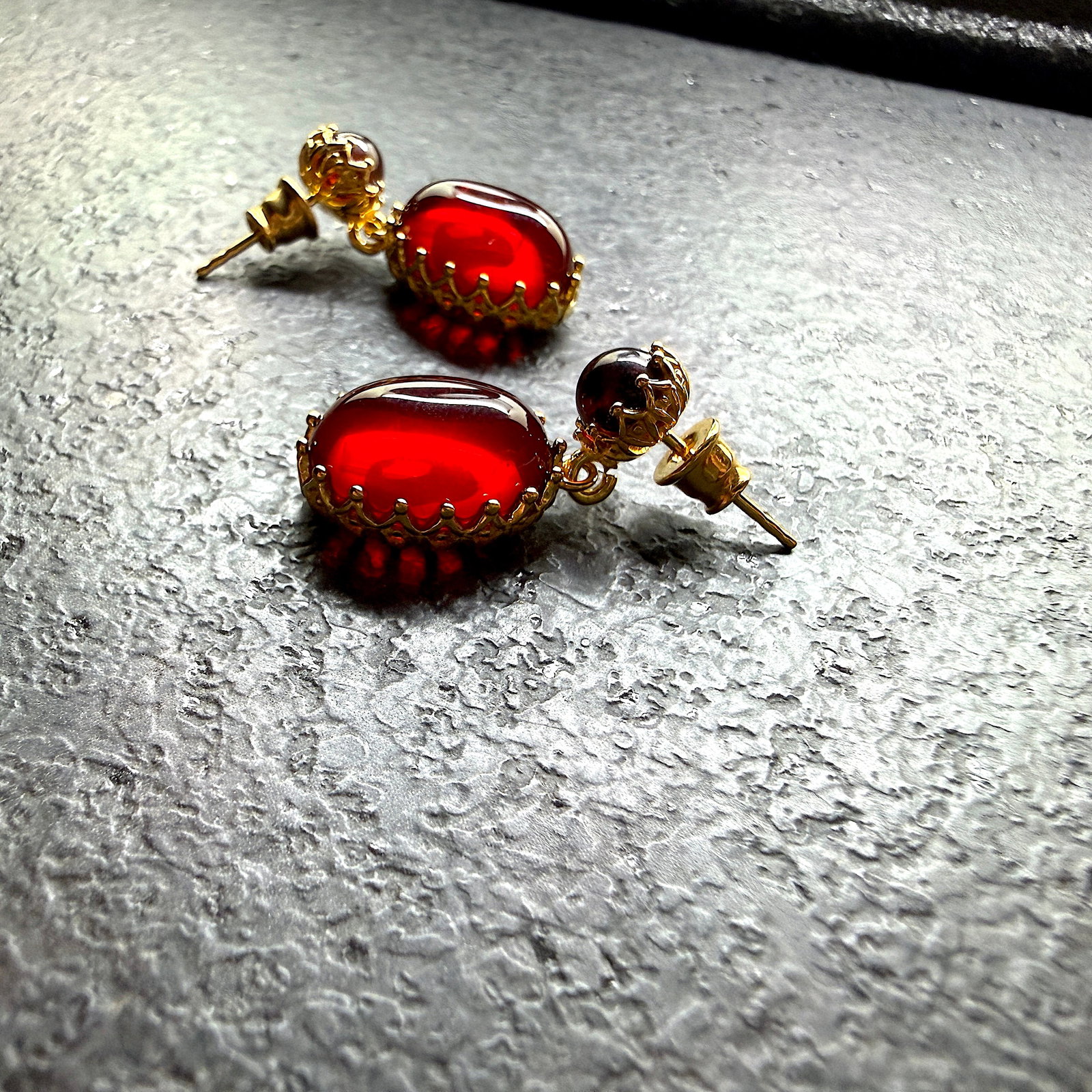 Exquisite Amber Earrings: Title:Exquisite Amber Earrings Metal:925 Silver-Gold Plated Gemstone:Whole Stone Weight:5.20 g Size:26x12mm Made of:(Reconstituted Amber or Whole Stone):Natural Amber Additional information:Exquisite 