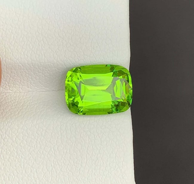 Cushion Cut Peridot Gemstone: Natural August Birthstone, Pakistan (4.68 carats) - 2