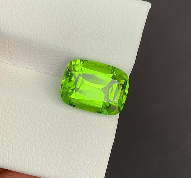 Cushion Cut Peridot Gemstone: Natural August Birthstone, Pakistan (4.68 carats) - 4