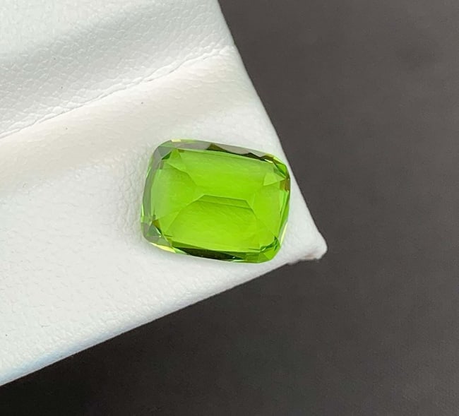 Cushion Cut Peridot Gemstone: Natural August Birthstone, Pakistan (4.43 carats): Highlights Supplies for making crafts Materials: Gemstone: Peridot Natural Peridot Gemstones, Cushion Cut Peridot Loose Gemstone From Pakistan, August Birthstone weight : 4.43 carat Dimensions :