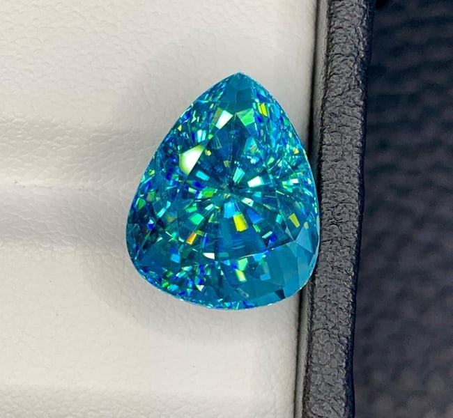 Natural Cambodia Blue Zircon 18.28 Carat Loose Gemstone - Large Faceted Blue Zircon for Ring Pendant: Natural Blue Zircon from Cambodia, weighing an impressive 18.28 carats. Renowned for its dazzling brilliance and vivid blue color, this exceptional gemstone is a true collector's piece. Carefully