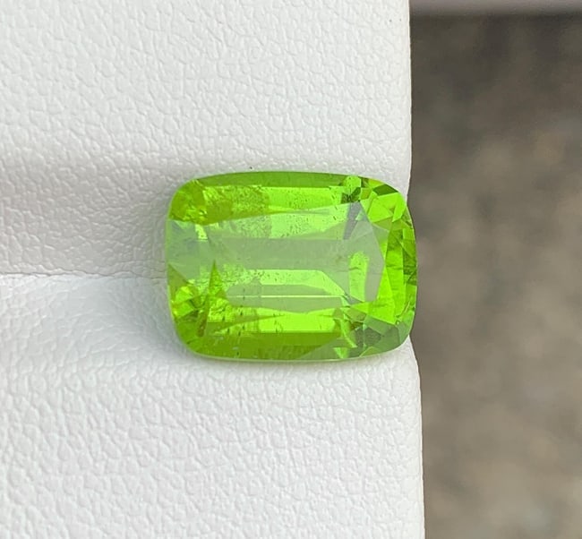 Cushion Cut Peridot Gemstone: Natural August Birthstone, Pakistan (5.90 carats) - 4