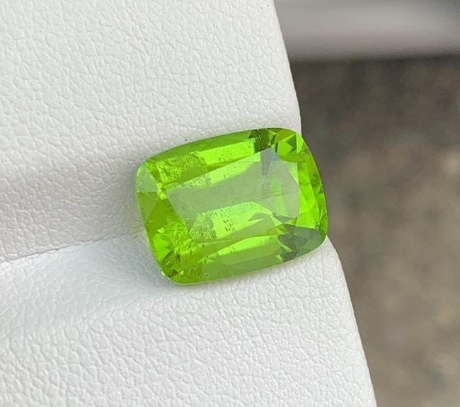 Cushion Cut Peridot Gemstone: Natural August Birthstone, Pakistan (5.90 carats) - 5