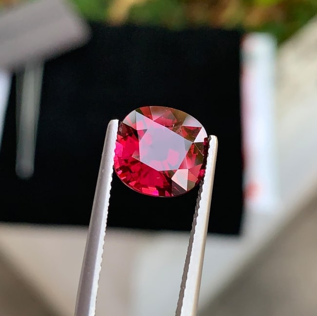 Tanzania Natural Cerise Pink Garnet Gemstone: 4.57 Carat Faceted For Ring - 4