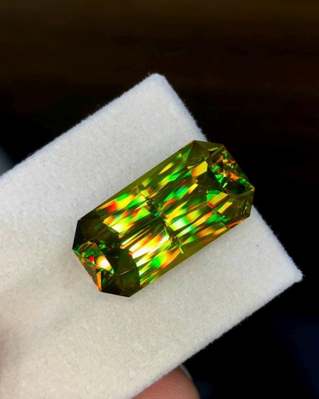 Natural Madagascar Sphene (Titanite) 17.00 Carat - Precision Cut Rainbow Fire Loose Gemstone - 4
