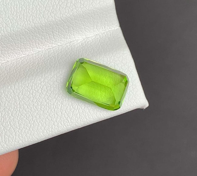 Cushion Cut Peridot Gemstone: Natural August Birthstone, Pakistan (4.23 carats): Highlights Supplies for making crafts Materials: Gemstone: Peridot Natural Peridot Gemstones, Cushion Cut Peridot Loose Gemstone From Pakistan, August Birthstone weight : 4.23 carat Dimensions :