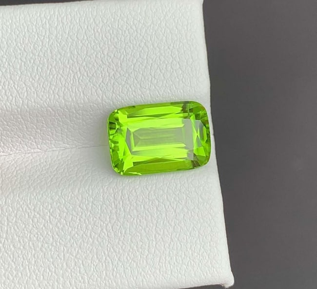 Cushion Cut Peridot Gemstone: Natural August Birthstone, Pakistan (4.23 carats) - 2