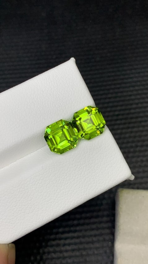 Calibarted pair Of Green Peridots Asscher Cut Gemstone For Earrings - 5.085 Carat - 2