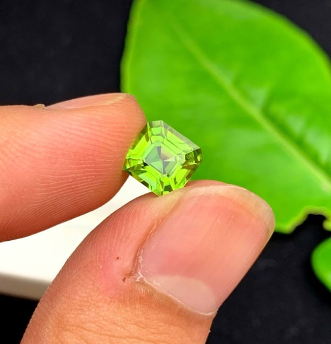 Natural Peridot Gemstone: 2.35 ct Asscher Cut, Pakistan - 4