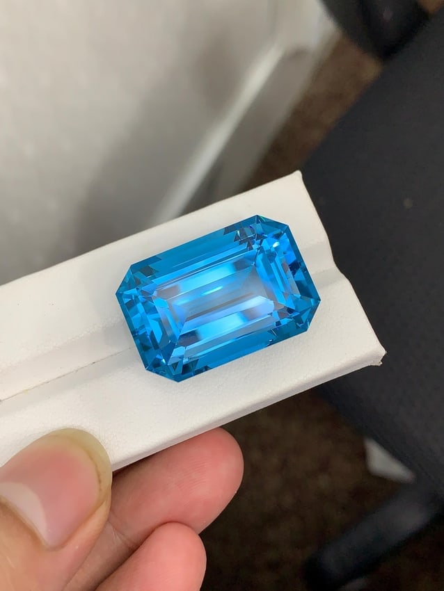 AIG Certified Natural London Blue Topaz Gemstone (74.85 Ct), Brazil Collector Stone: Highlights Supplies for making crafts Materials: Gemstone: Topaz Carat weight: 74.85 Presenting an extraordinary Certified Natural London Blue Topaz gemstone weighing an impressive 74.85 carats,