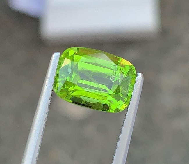 Cushion Cut Peridot Gemstone: Natural August Birthstone, Pakistan (3.94 carats) - 5