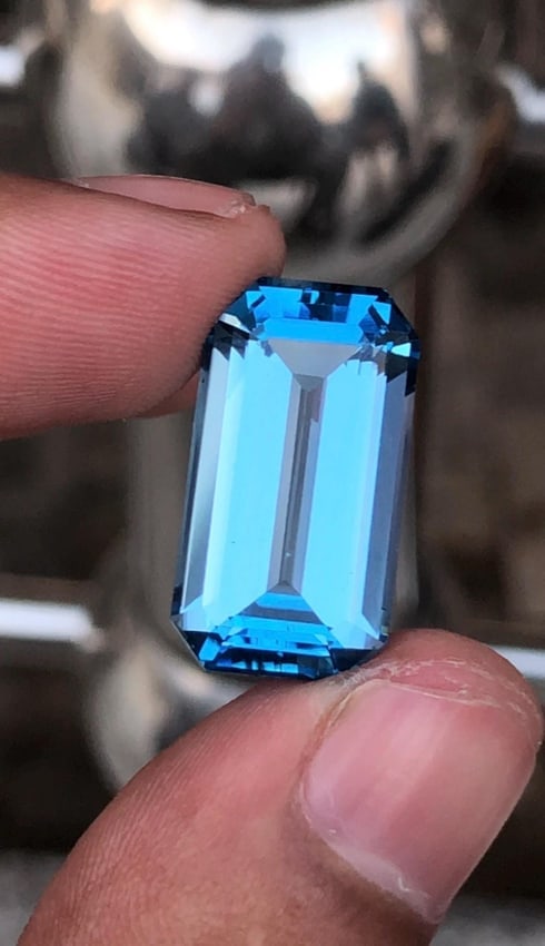20.825 Carat Emerald Cut Swiss Blue Topaz Gemstone For Jewellery - 10