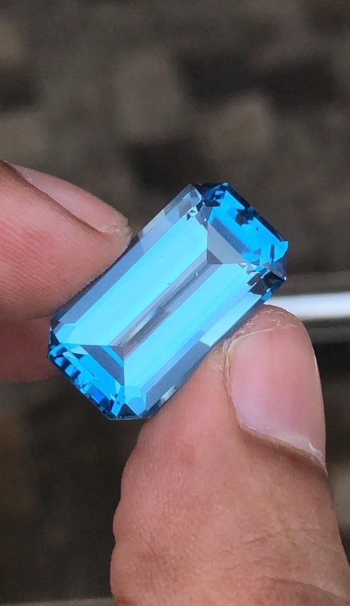 20.825 Carat Emerald Cut Swiss Blue Topaz Gemstone For Jewellery - 11
