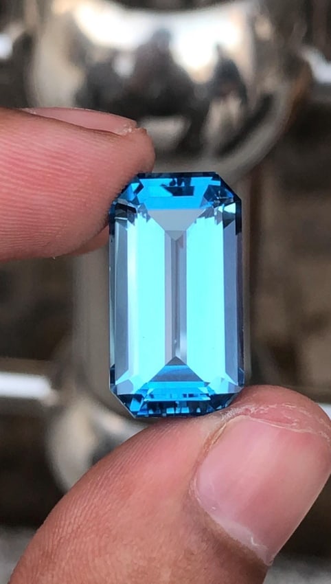 20.825 Carat Emerald Cut Swiss Blue Topaz Gemstone For Jewellery - 12