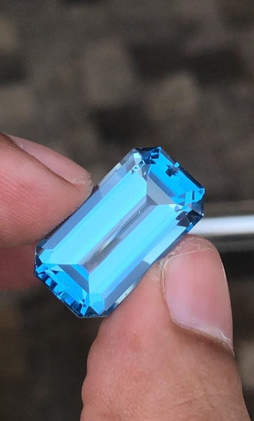 20.825 Carat Emerald Cut Swiss Blue Topaz Gemstone For Jewellery - 13