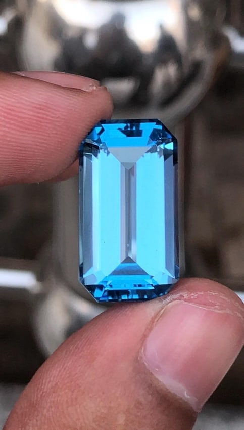 20.825 Carat Emerald Cut Swiss Blue Topaz Gemstone For Jewellery - 14