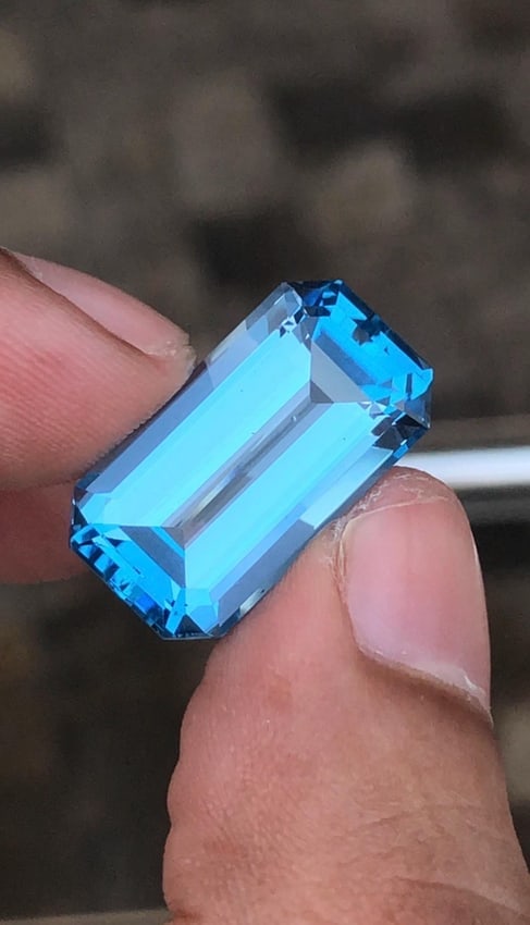 20.825 Carat Emerald Cut Swiss Blue Topaz Gemstone For Jewellery - 15