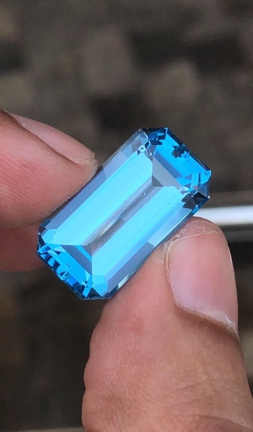 20.825 Carat Emerald Cut Swiss Blue Topaz Gemstone For Jewellery - 3