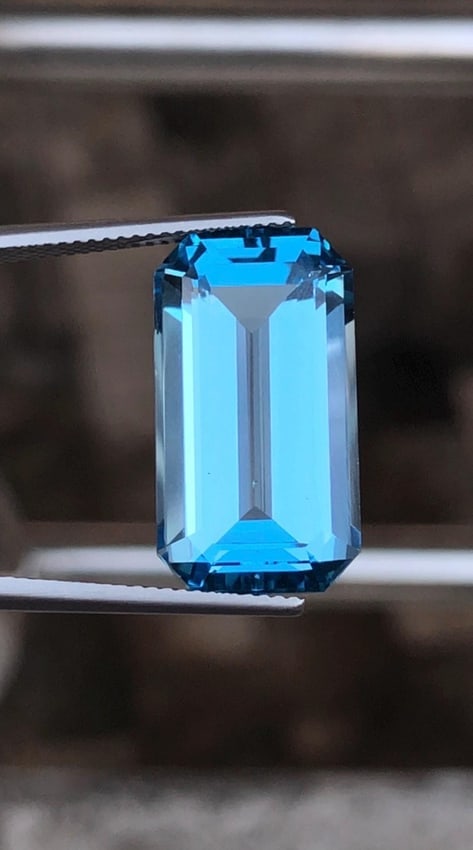 20.825 Carat Emerald Cut Swiss Blue Topaz Gemstone For Jewellery - 7
