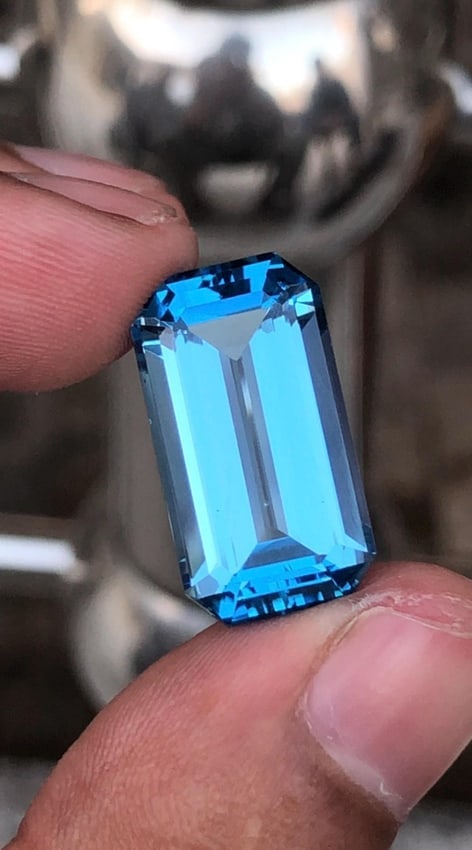 20.825 Carat Emerald Cut Swiss Blue Topaz Gemstone For Jewellery - 8