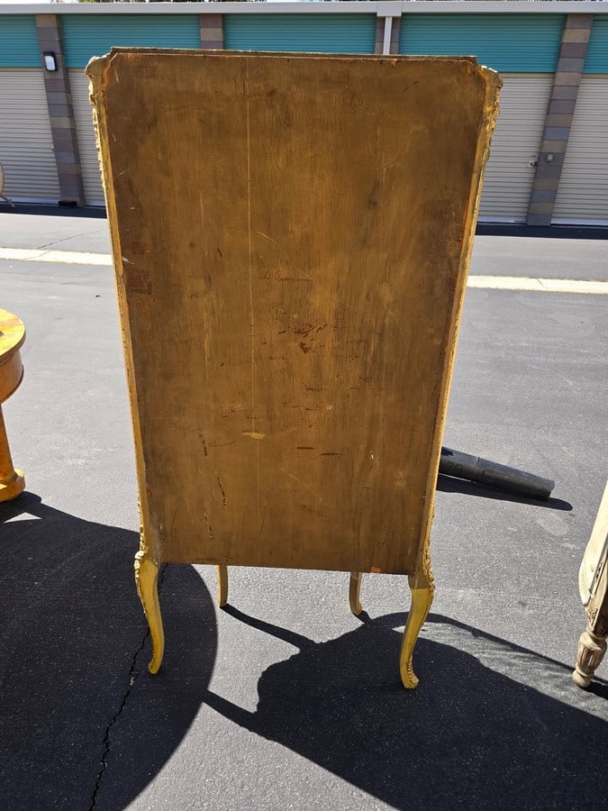 Giltwood Serpentine Curio Cabinet - 2