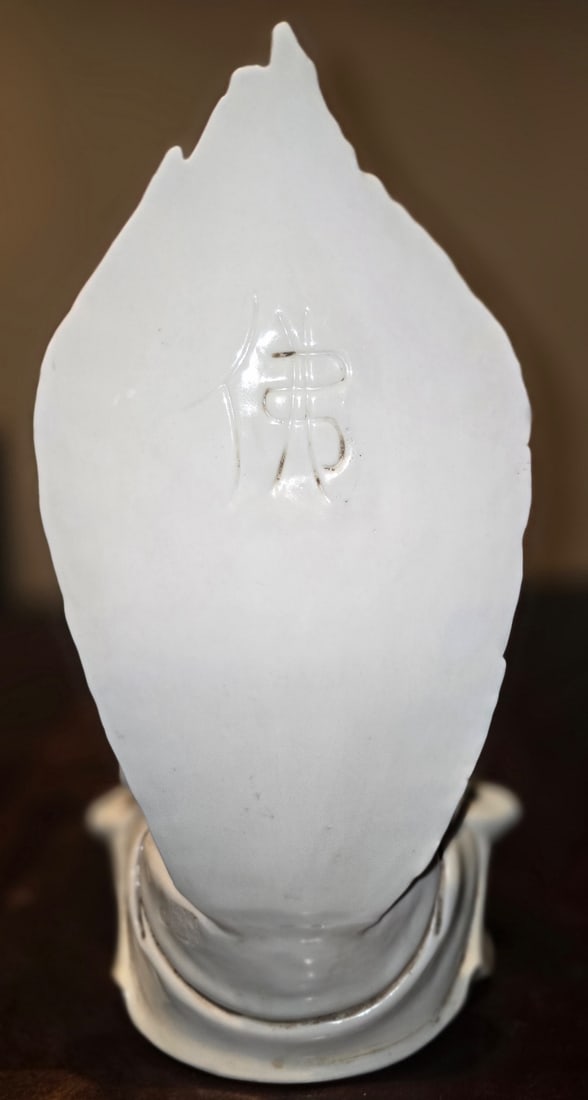 Blanc de Chine Guanyin Figurine - 4