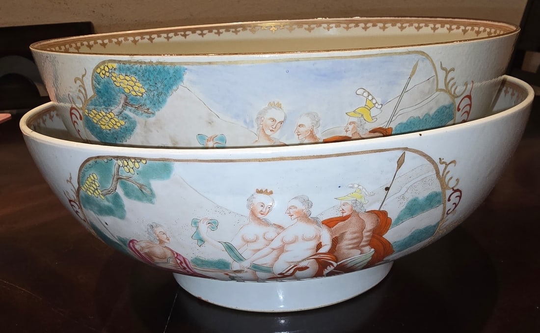 Pair of Chinese Export Porcelain Punch Bowls with Neoclassical Scenes - 4