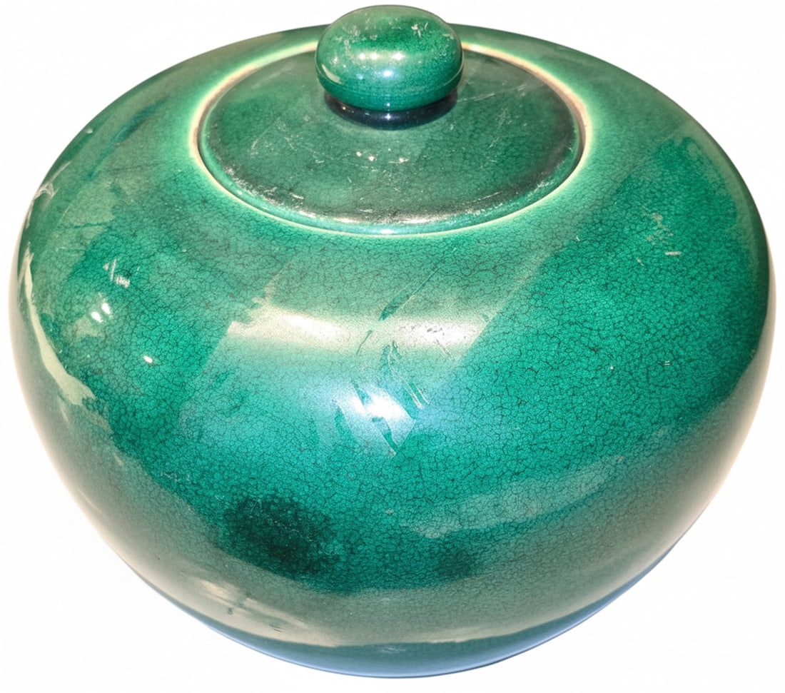 Chinese Export Green Crackle Glaze Ginger Jar: This is a Chinese Export ginger jar, featuring a vibrant green crackle glaze and a matching lid. The form is traditional, with a rounded body and a fitted lid with a finial. The crackle glaze adds dep