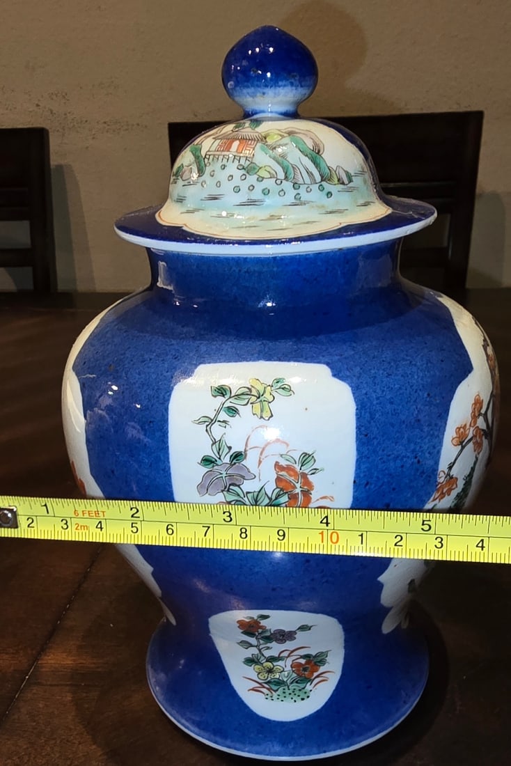 Large Japanese Imari Ware Lidded Urn / Vase - 4