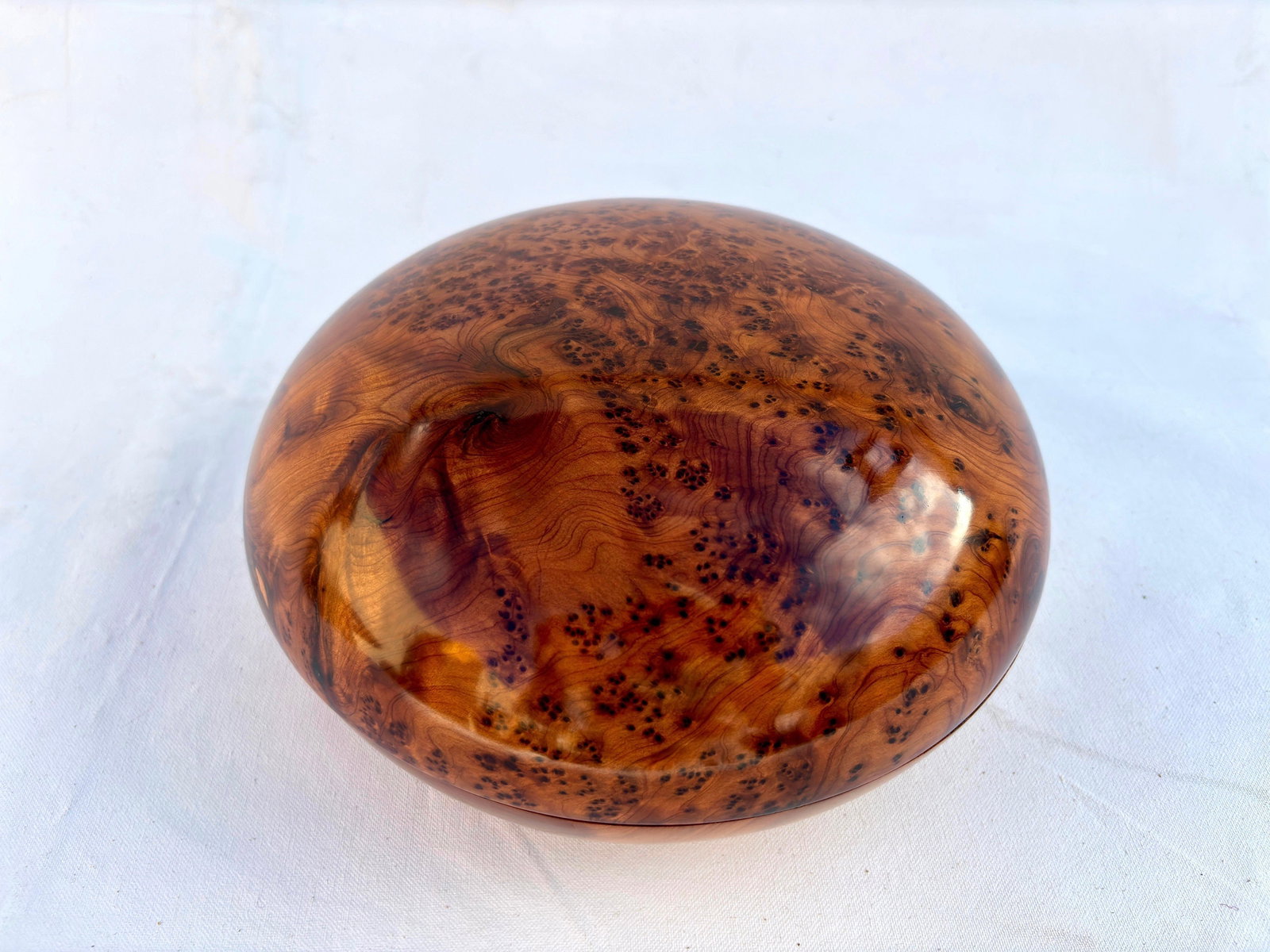 Lockable Thuya Burl Wood Jewelry Box – 9 × 9": Lockable Thuya Burl Wood Jewelry Box – 9 × 9" is a carefully crafted piece combining practical function with a distinctive, timeless design. Measurements: Length: 24 cm; Length: 9.4 Inches; Width: