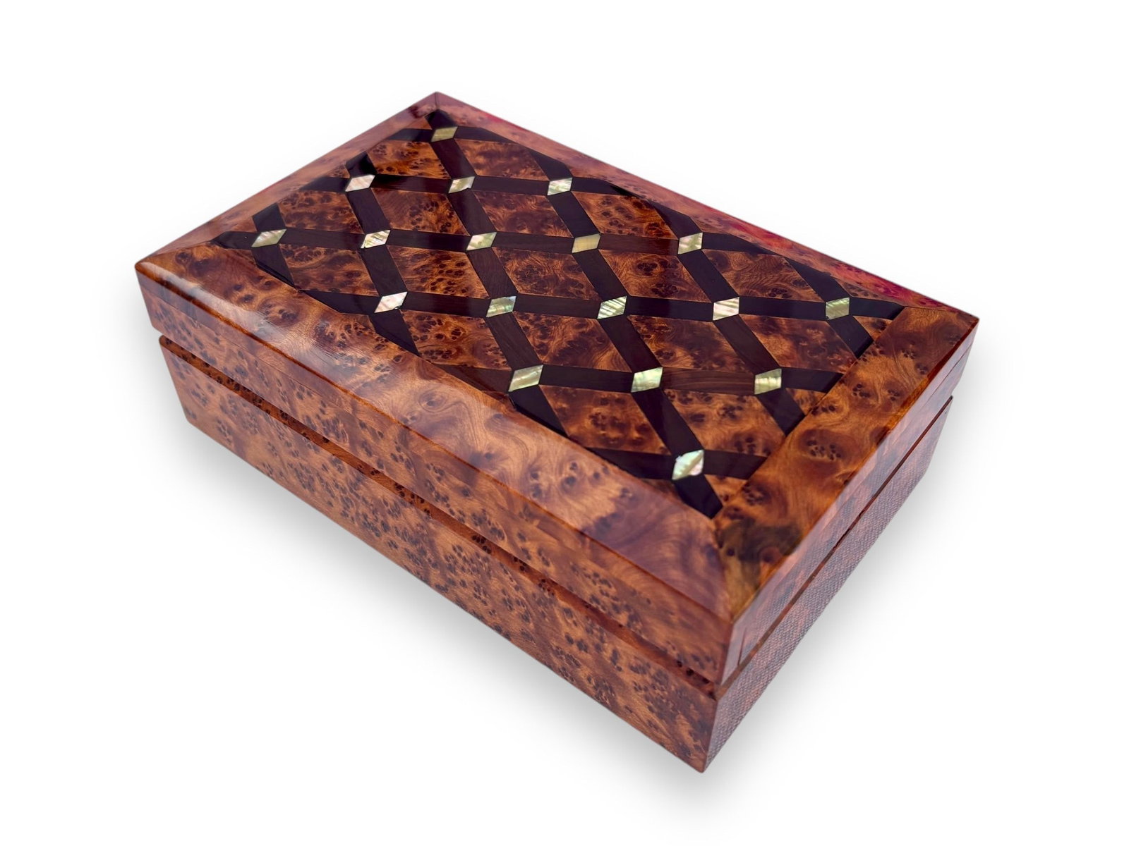 Thuya Burl Wood Jewelry Box – 8 × 5": Thuya Burl Wood Jewelry Box – 8 × 5" is a carefully crafted piece combining practical function with a distinctive, timeless design. Measurements: Length: 20 cm; Width: 13 cm; Height: 7 cm;