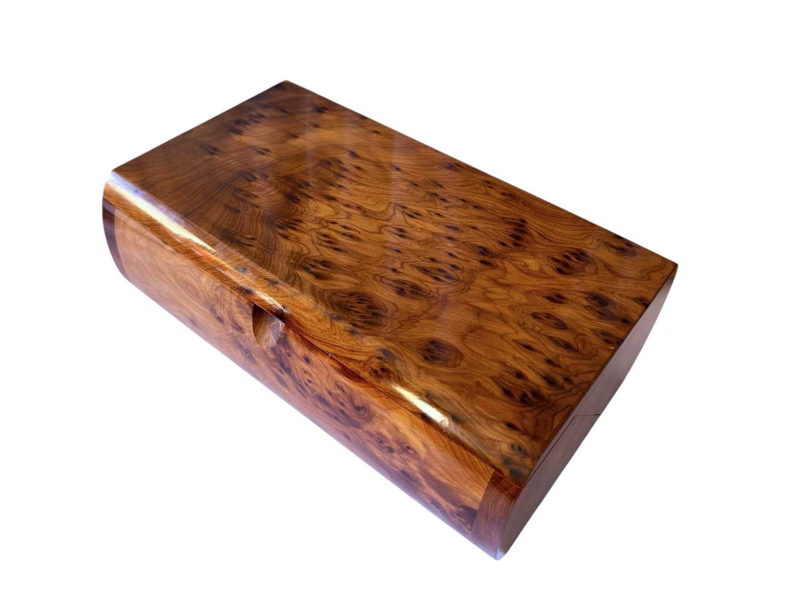 Thuya Burl Wood Jewelry Box – 10 × 6": Thuya Burl Wood Jewelry Box – 10 × 6" is a carefully crafted piece combining practical function with a distinctive, timeless design. Measurements: Length: 27 cm; Width: 15 cm; Height: 10 cm;