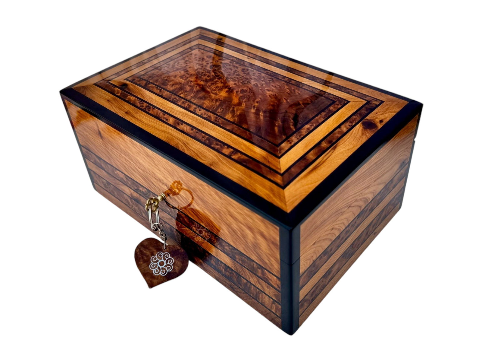 Lockable Thuya Burl Wood Jewelry Box – 10 × 7": Lockable Thuya Burl Wood Jewelry Box – 10 × 7" is a carefully crafted piece combining practical function with a distinctive, timeless design. Measurements: Length: 27 cm; Width: 18 cm; Height: 12