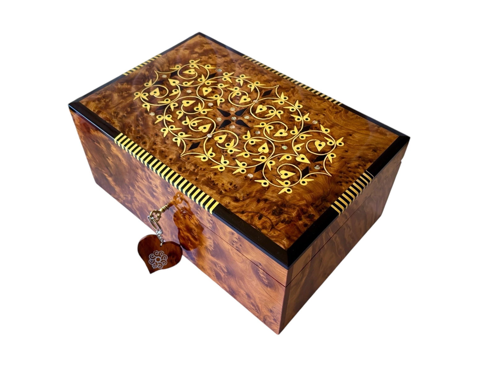 Lockable Thuya Burl Wood Jewelry Box – 12 × 8": Lockable Thuya Burl Wood Jewelry Box – 12 × 8" is a carefully crafted piece combining practical function with a distinctive, timeless design. Measurements: Length: 30 cm; Width: 20 cm; Height: 13