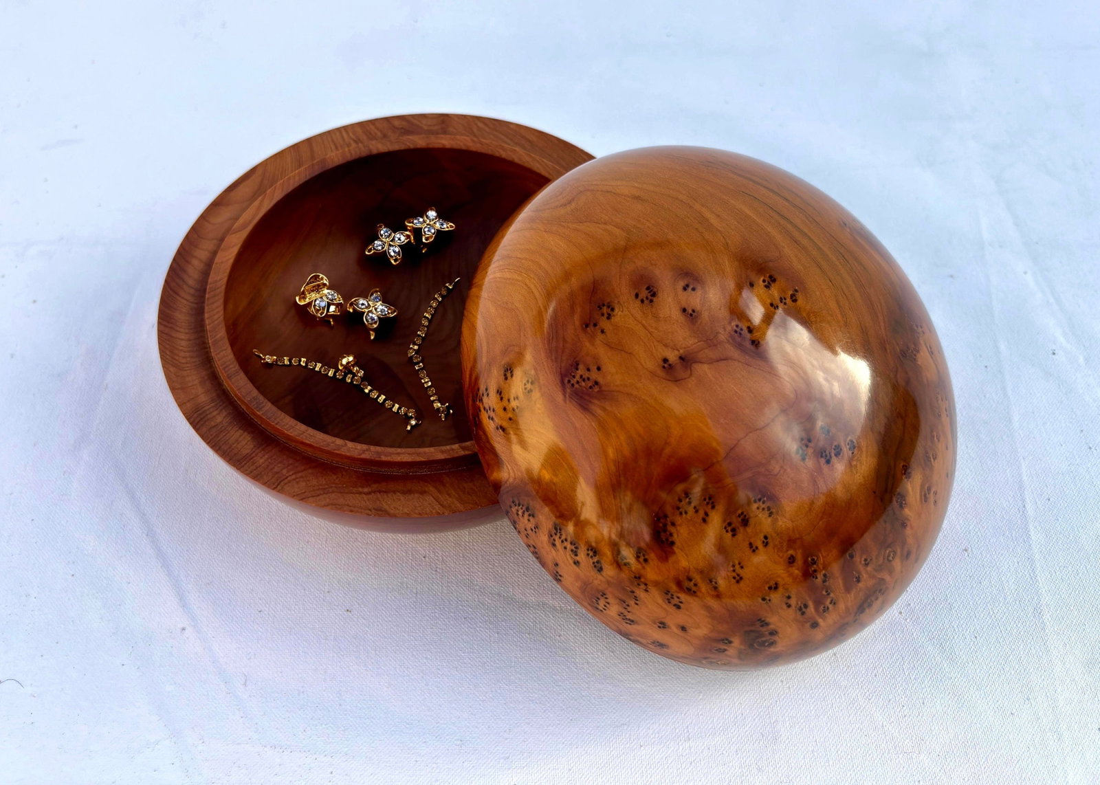 Lockable Thuya Burl Wood Jewelry Box – 7 × 7": Lockable Thuya Burl Wood Jewelry Box – 7 × 7" is a carefully crafted piece combining practical function with a distinctive, timeless design. Measurements: Length: 18 cm; Length: 7.0 Inches; Width: